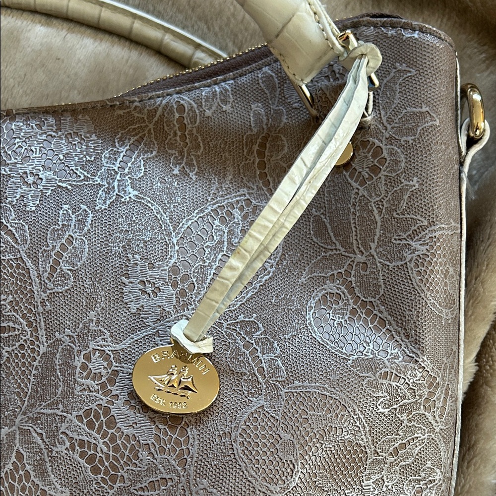 Elegant Floral Embossed Handbag - Picture 2 of 9